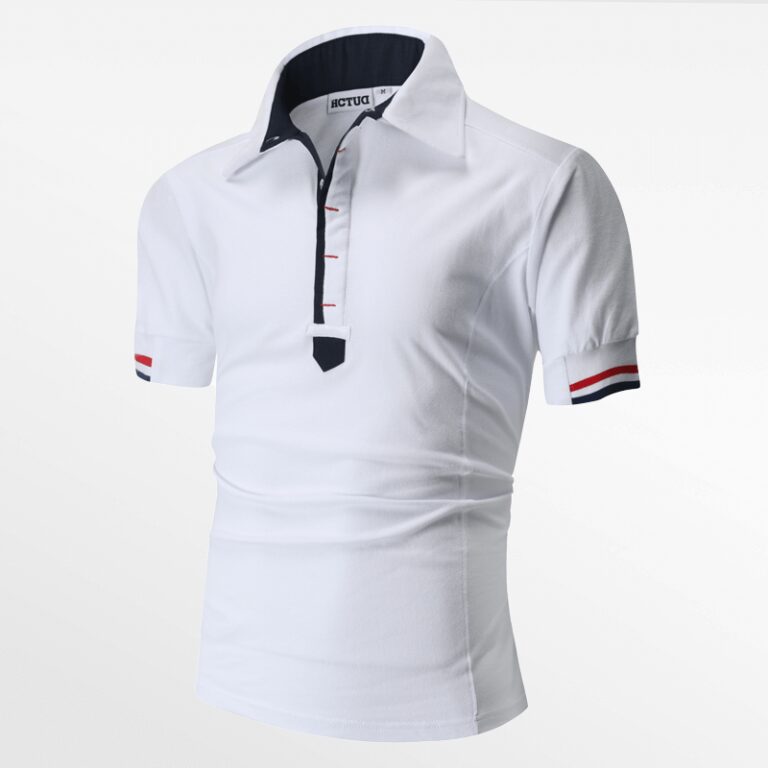Weiße Herren-Polo mit kurzen Ärmeln aus 100 % Baumwolle und cooler Verarbeitung.