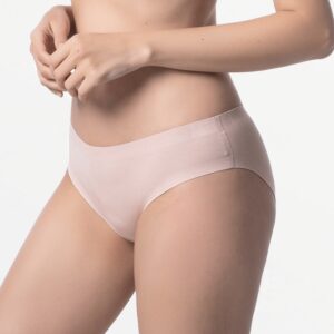 Nahtloser buff-beige Damen-Slip von Ollies Fashion, hergestellt aus Micro Modal.